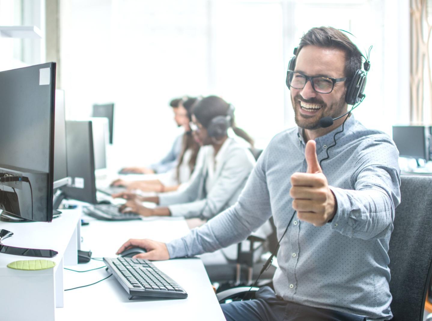 Teilnehmer arbeitet an Finanztabellen