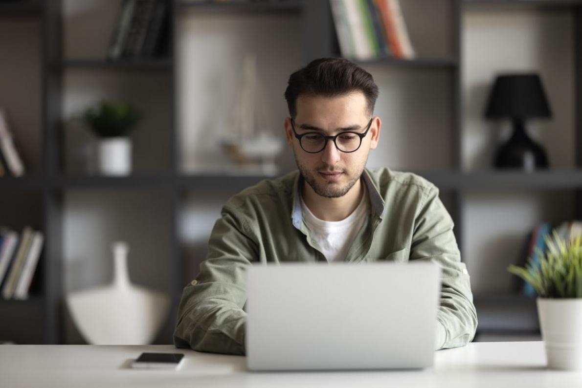 Teilnehmer arbeitet an Tabellenkalkulationen